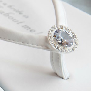 Closeup Wedding Vintage Diamond Ring White (close up)