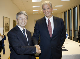 M. Bernard Planchais, DCNS et M. Matti Ruotsala, Fortum Corporation ont signé aujourd'hui une lettre d'intention (10 Oct 2011)