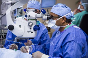 Naresh-Mandava-surgery-bionic-eye_006