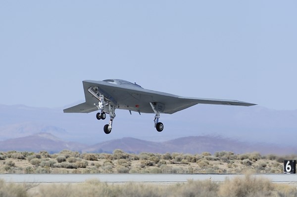 X-47B unmanned aircraft lift off