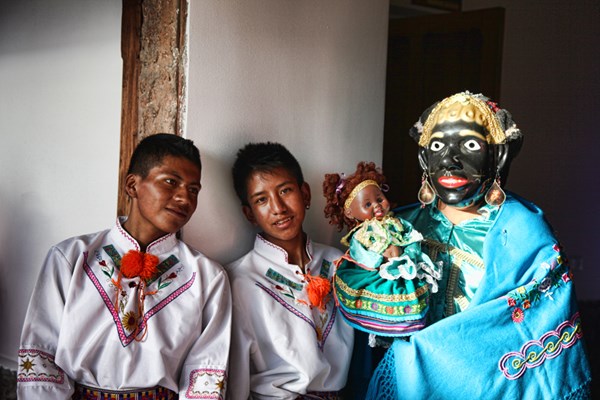Dancers-with- Mama-Negra-mask-in-Latacunga-Ecuador