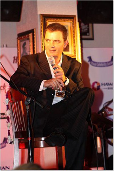 Brian Evans hangs out at his Maui Celebrity Series