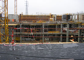 Chantier de l'université d'Esch-sur-Alzette, Luxembourg Projet de construction : Maison des sciences humaines                  Entreprises de construction chargées des travaux : Lux TP S.A., Sandweiler (Luxembourg), Poeckes Sàrl, Rumelange (Luxembourg)