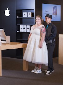 Roni ja Anni Apple-shopissa