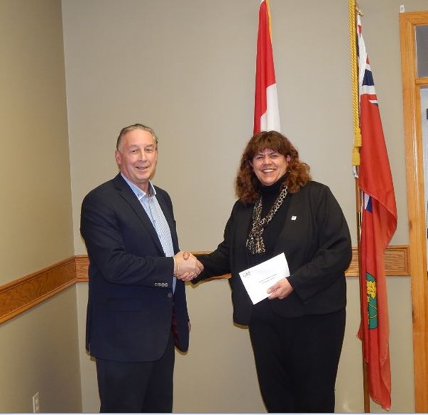 Cheque presentation to Fosbrooke_March 2015_2