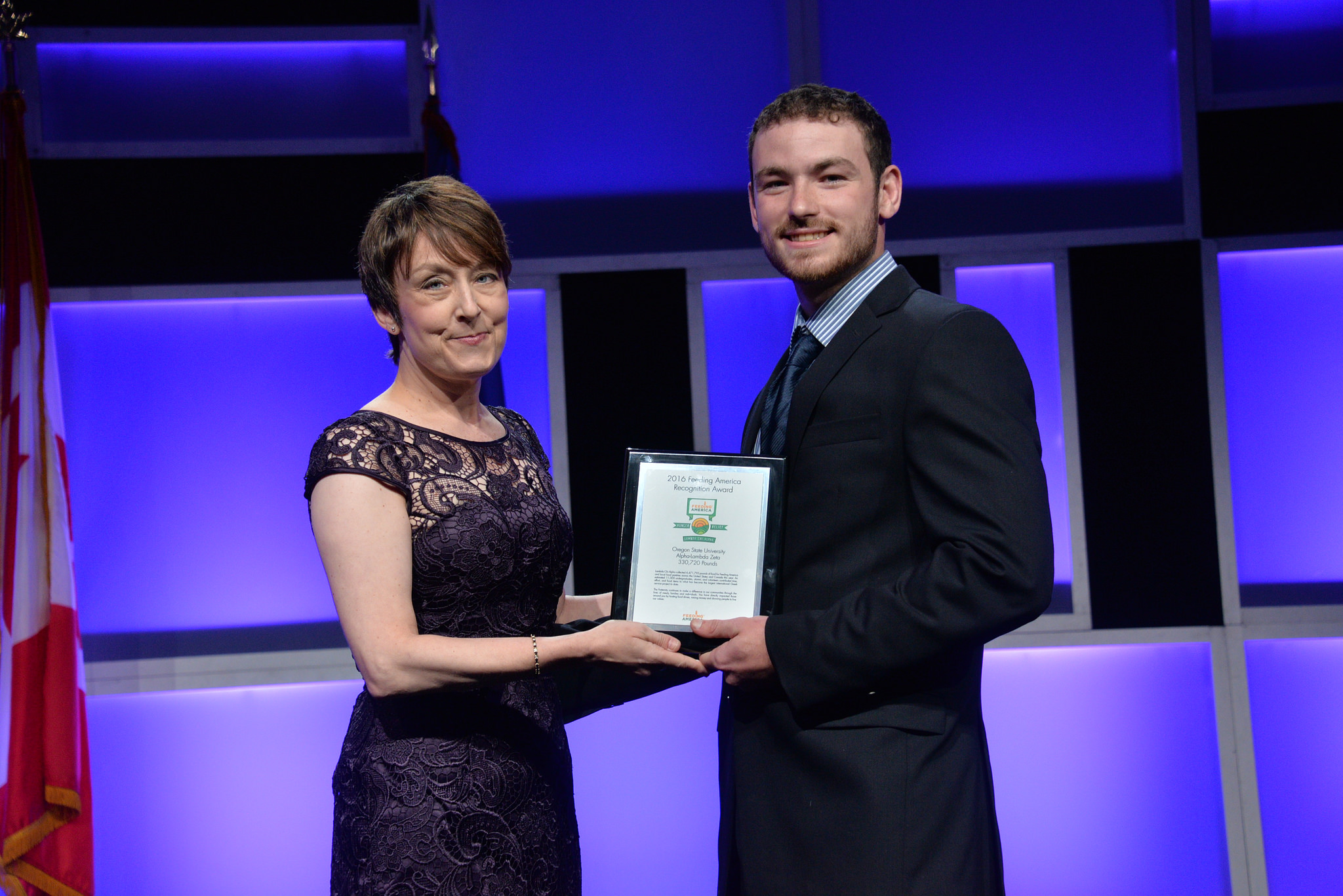 Feeding America's Kelli Walker presents award to Oregon State Chapter