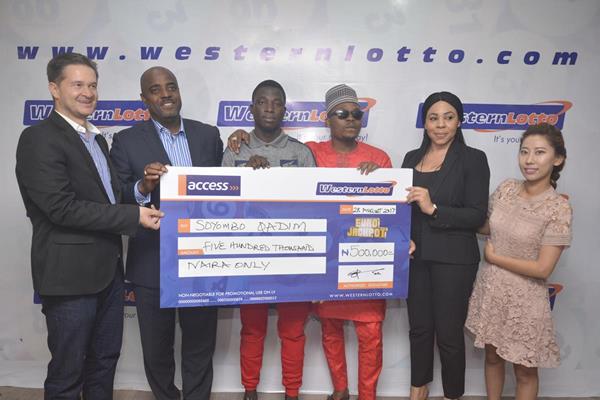 Qadim (c) with Elvis Krivokuca, Yomi Ogunfowora, Olamide, Anita Osadebe and Lucy Lee at Western Lotto presentation of N.5m cheque 