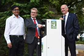 Fortumin VP Charge & Drive & Sustainability, Intia Awadhesh Kumar Jha; Suomen asunto-, energia- ja ympäristöministeri Kimmo Tiilikainen sekä  Fortumin yhteiskuntasuhde- ja viestintäjohtaja Arto Räty latauspisteen avajaisissa